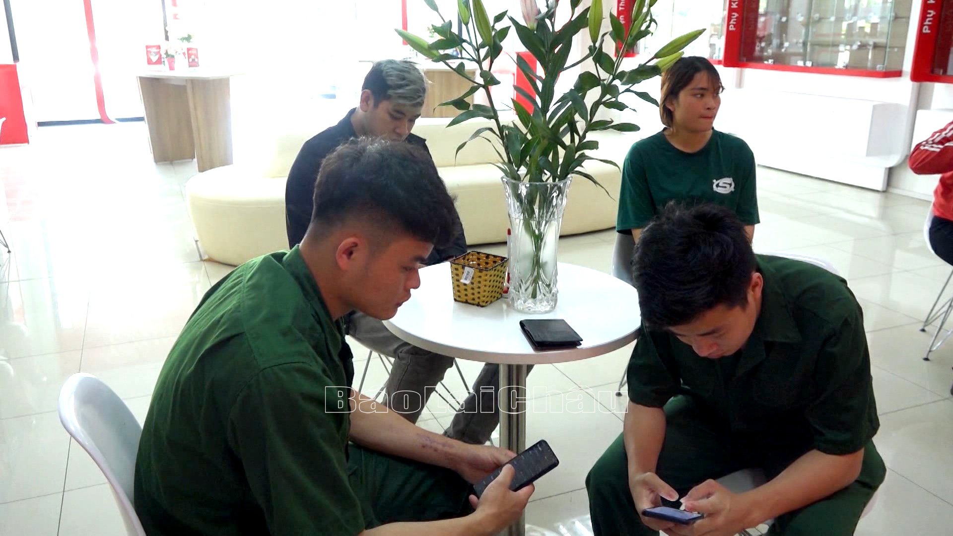 Người dân tìm hiểu thông tin cá nhân cho thuê bao di động.